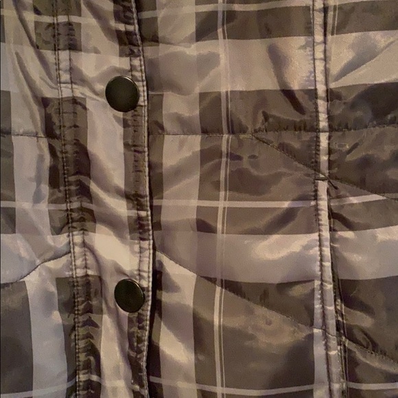 Izod plaid puffer vest, Medium - Picture 4 of 5